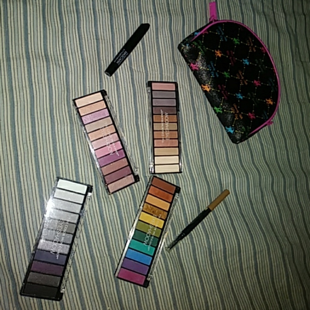eyeshadow pallets, brow pencil, makeupbag, mascara